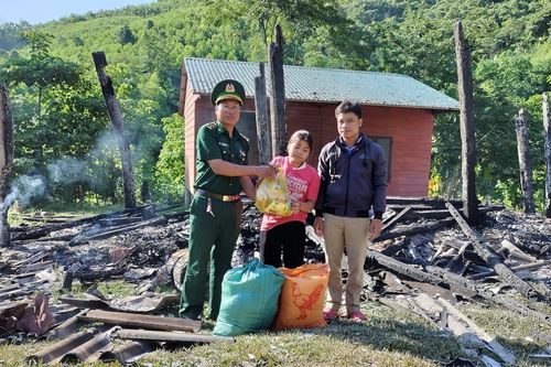 Đồn Biên phòng Ba Nang kịp thời hỗ trợ gia đình bị hỏa hoạn