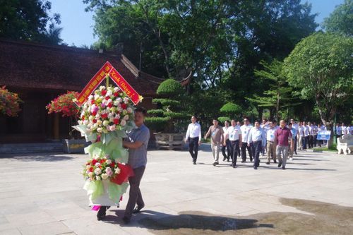 Sĩ quan trẻ Biên phòng hai nước Việt Nam - Lào dâng hương, dâng hoa tại Khu di tích Kim Liên
