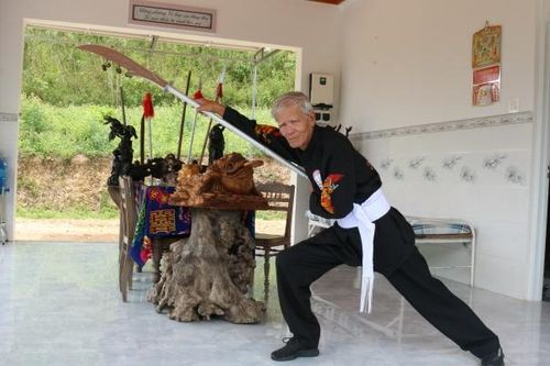 Võ sư miền sơn cước có 12 người vợ vẫn cô đơn ở tuổi xế chiều