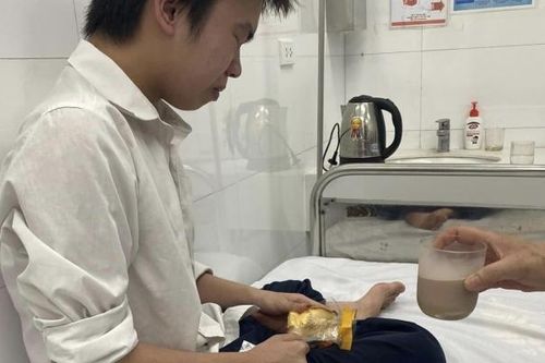 Nam sinh đính chính tin đồn 'mồ côi, ngất xỉu do đói nên đến muộn giờ thi Toán'