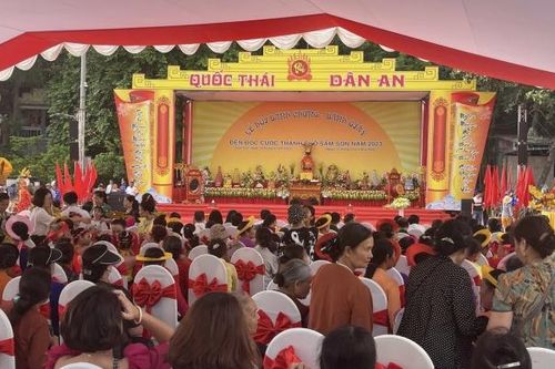 Đông đảo người dân tham dự Lễ hội Bánh Chưng - Bánh Giầy năm 2023