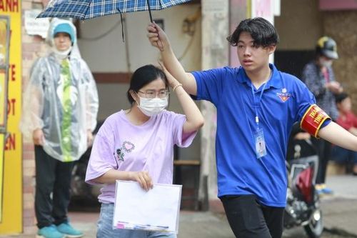 Màu áo xanh tình nguyện 'đội nắng, đội mưa' tiếp sức mùa thi THPT 2023