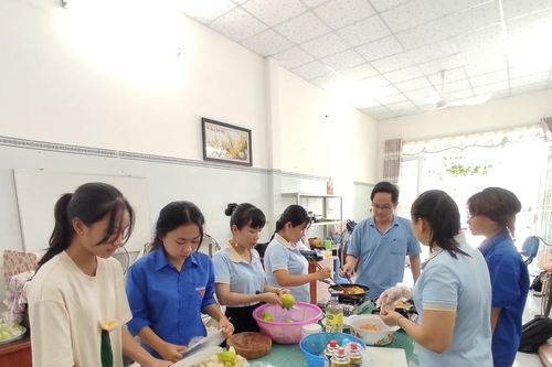 Ấm lòng bữa cơm yêu thương dành cho sĩ tử nghèo trường huyện ở Vĩnh Long