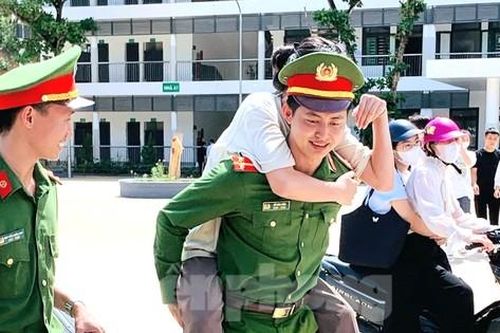 Cán bộ, chiến sĩ Công an đội nắng hỗ trợ, tiếp sức sĩ tử vượt vũ môn