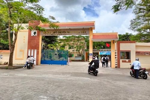 Miễn thi tiếng Anh cho thí sinh bị điểm 0 vì ngủ quên