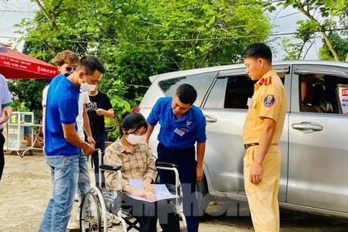 Vừa mổ ruột thừa, nữ sinh ngồi xe lăn đi thi tốt nghiệp THPT