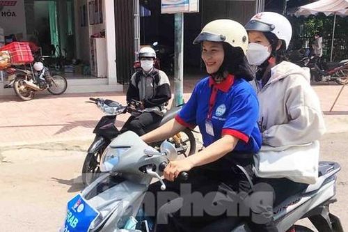 Tình nguyện viên làm xe ôm, nấu cơm tiếp nước cho thí sinh
