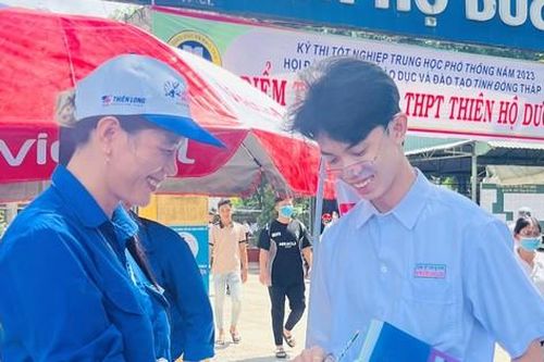 Cô giáo một chân tiếp sức sĩ tử