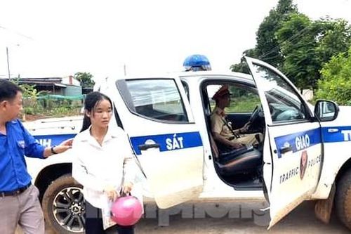 Bố đột ngột qua đời, nữ sinh nén đau buồn vượt 'vũ môn'