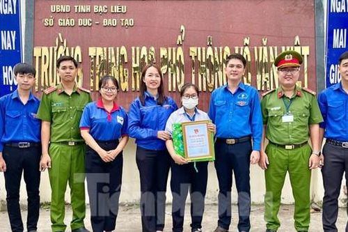 Nữ sinh nhặt được ví tiền trên đường đi thi về