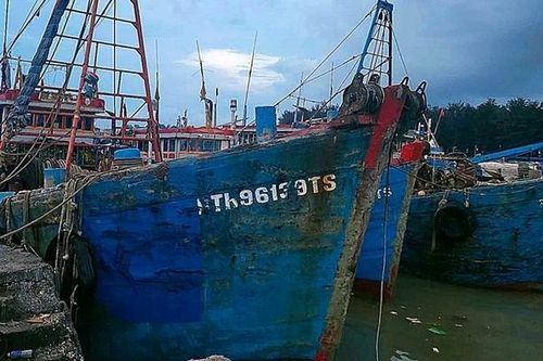 Ngạt khí độc trong hầm tàu cá, 2 người tử vong