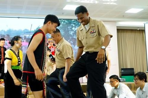Thủy thủ tàu sân bay nhảy sạp, đánh bóng bàn cùng sinh viên Đà Nẵng