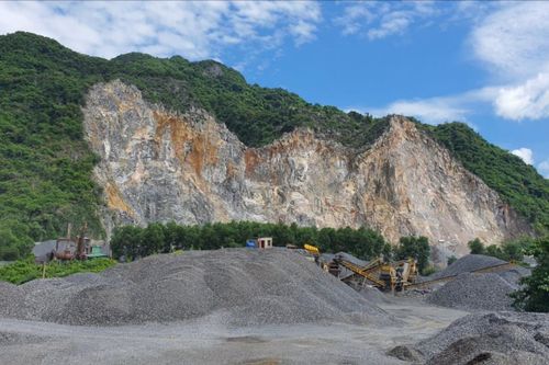 Rơi từ vách đá xuống đất, một công nhân khoan đá tử vong
