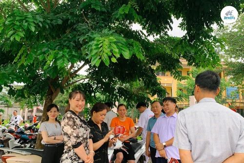 Phụ huynh 'đội nắng', 'thắng mưa' đồng hành cùng con suốt mùa thi