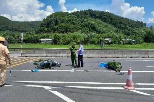 Va chạm với xe đầu kéo khiến hai người tử vong
