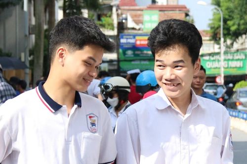 40 thí sinh bị đình chỉ vì mang điện thoại vào phòng thi