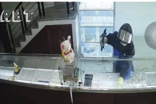 Kẻ bịt mặt mang búa đi cướp tiệm vàng ở Lào Cai