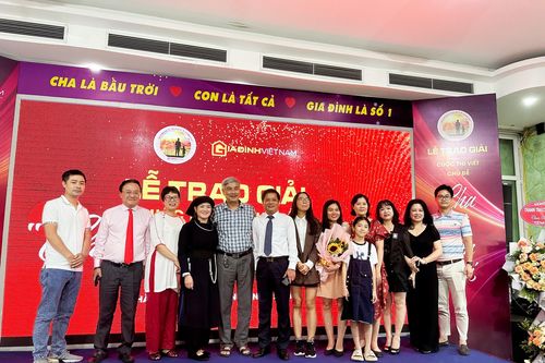 Cuộc thi viết 'Cha và con gái' xoa dịu 'vết xước' cuộc sống