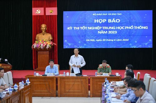 40 thí sinh mang điện thoại vào phòng thi