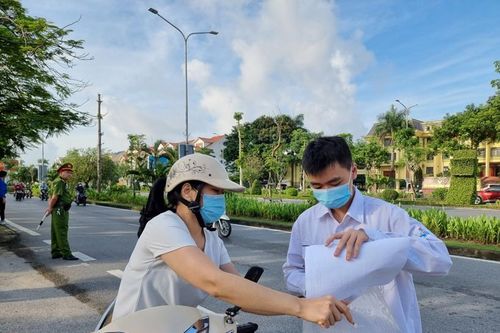 Đã xác định được 2 thí sinh dùng điện thoại chụp đề thi gửi qua mạng
