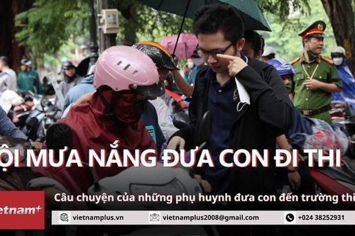 Câu chuyện của những phụ huynh đội mưa nắng đưa con đến trường thi