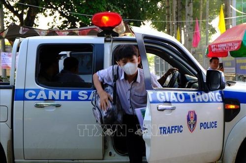 Đồng Nai: Cảnh sát giao thông hỗ trợ đưa thí sinh ngủ quên tới điểm thi kịp giờ