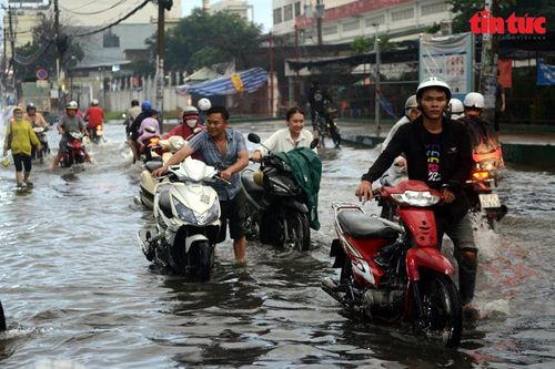 TP Hồ Chí Minh: Hàng loạt tuyến đường bị ngập nặng sau cơn mưa lớn