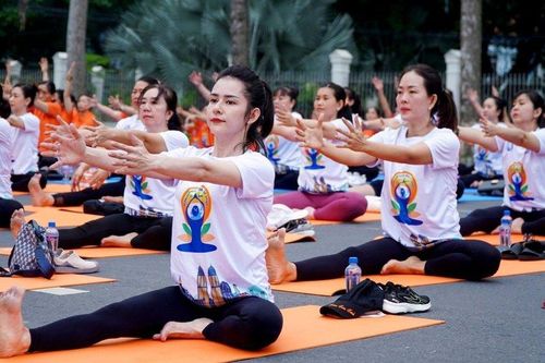 Đồng Tháp: 500 người tham gia đồng diễn Ngày Quốc tế Yoga lần thứ 9