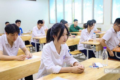 Điểm thi ở Hà Nội đánh trống sớm 5 phút, thí sinh được bù giờ thi