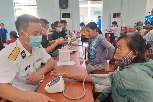 Khám bệnh, cấp thuốc miễn phí cho 200 người có hoàn cảnh khó khăn