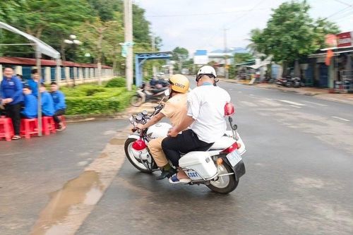 Bình Thuận: Thí sinh ngủ quên, cảnh sát giao thông chở đến điểm thi