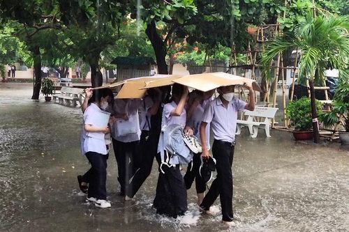 Khánh Hòa: Thí sinh ở Nha Trang ra về trong mưa sau khi thi Ngoại ngữ