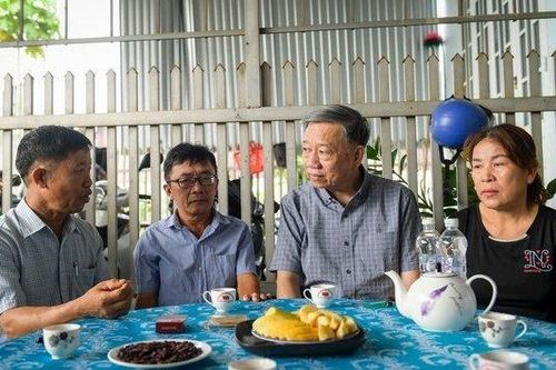 Bộ trưởng Tô Lâm thăm hỏi gia đình các liệt sỹ hy sinh tại Đắk Lắk