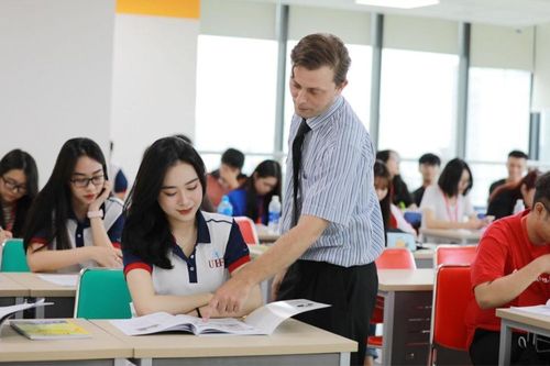 2k5 thử làm sinh viên UEF bằng khóa trải nghiệm tiếng Anh miễn phí