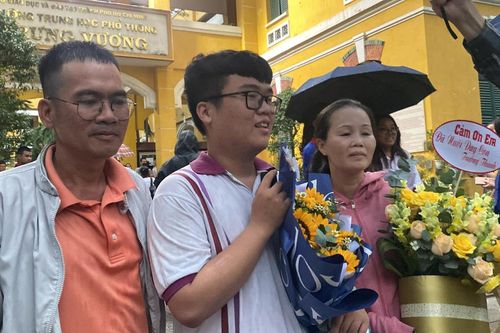 Phụ huynh tặng hoa, đội mưa đón sĩ tử sau môn Ngoại ngữ: Chính thức kết thúc Kỳ thi tốt nghiệp THPT 2023