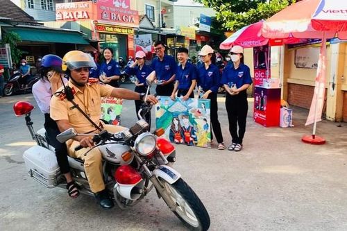 Quên giấy tờ thi tốt nghiệp THPT, nhiều thí sinh được CSGT dùng xe đặc chủng chở về lấy
