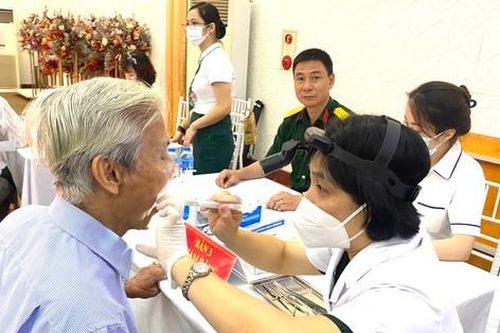 Thăm khám và tặng quà người có công hướng đến kỷ niệm Ngày Thương binh-Liệt sỹ