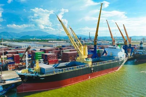 Cảng Chu Lai đón tàu lớn, nâng cao hiệu suất khai thác hàng rời