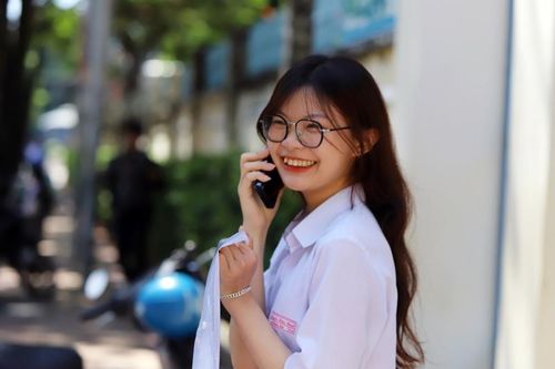 Thi tốt nghiệp THPT: Trường đánh trống sớm 5 phút, thí sinh được bù giờ