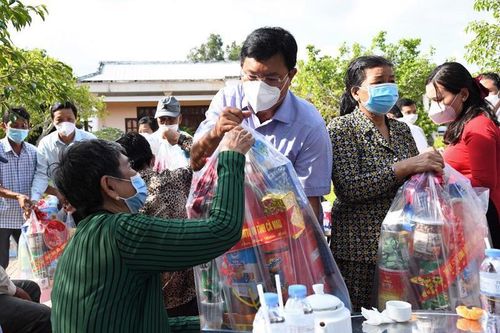 Không để xảy ra tiêu cực trong tặng quà cho người có công dịp 27/7