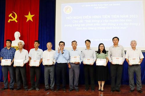 Hội Đông y tỉnh An Giang khen thưởng hội đông y cấp huyện điển hình tiên tiến