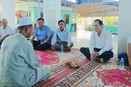 Huyện ủy, HĐND, UBND, UBMTTQVN huyện Châu Phú chúc Tết Roya Haji