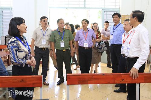 Sau vụ lộ đề thi Ngữ văn và Toán, Bộ trưởng Bộ GD-ĐT đề nghị tăng cường ngăn ngừa sử dụng công nghệ cao để gian lận thi cử