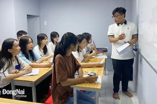 Những người trẻ làm nghề gia sư