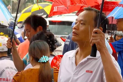 Phụ huynh mất ngủ, 'đội' nắng mưa cùng con đi thi
