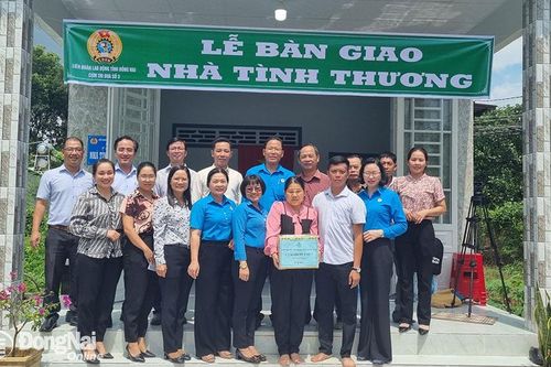 Bàn giao nhà tình thương cho đoàn viên có hoàn cảnh khó khăn