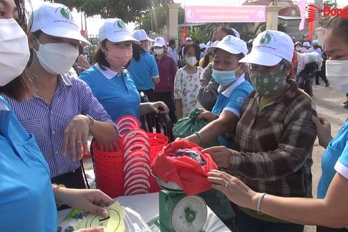 Nhơn Trạch đổi rác lấy quà