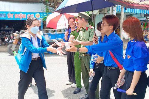 Công an TP Sa Đéc phát 8.000 chai nước suối cho phụ huynh và thí sinh