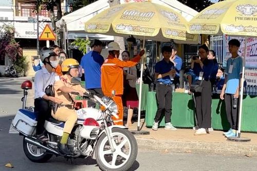 Cảnh sát giao thông hỗ trợ thí sinh đến kịp giờ thi