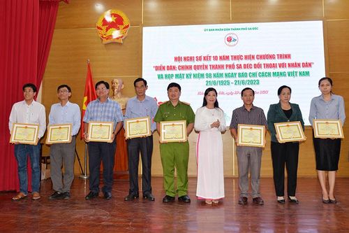Cầu nối giữa Đảng, chính quyền với Nhân dân